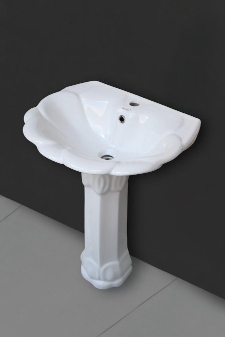 مغسل سيراميك مع عمود – تصميم كلاسيكي مزخرف